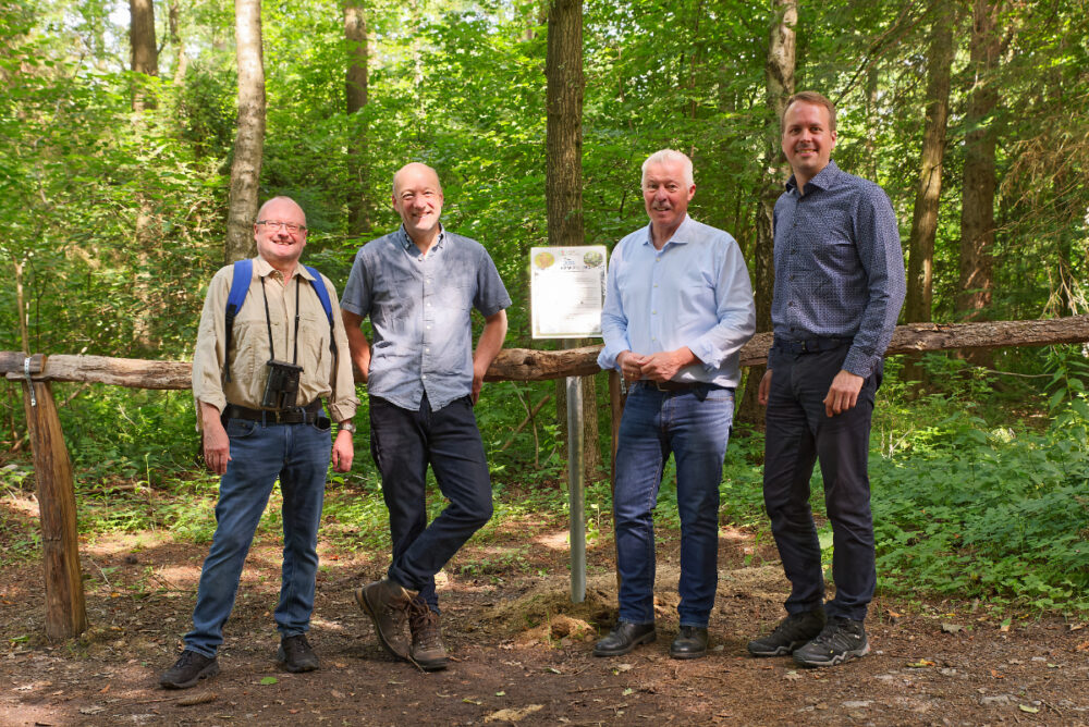 Claus Mayr, Dr. Manfred Aletsee, Prof. Karl-Heinz Erdmann und Stefan Ast am Eingang des Freyenter Walds