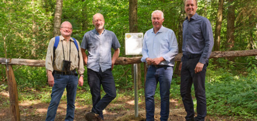 Claus Mayr, Dr. Manfred Aletsee, Prof. Karl-Heinz Erdmann und Stefan Ast am Eingang des Freyenter Walds